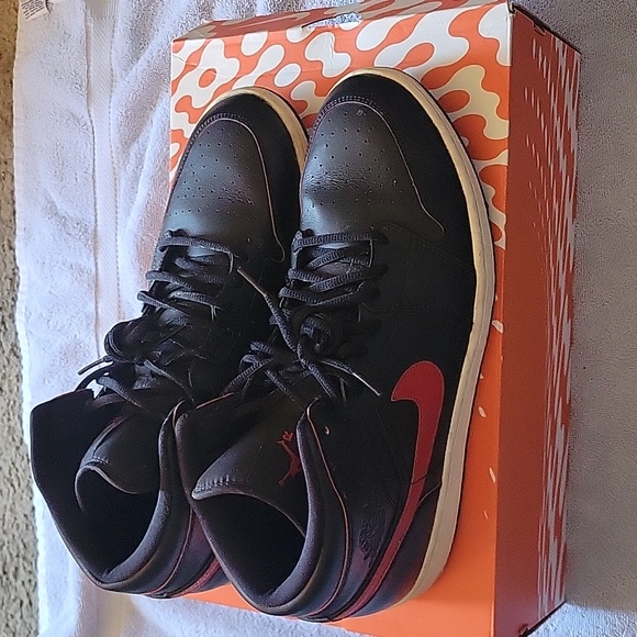 Jordan 1 Varsity - Picture 3 of 5